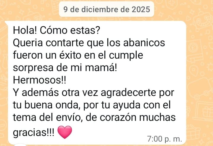 Mensaje de clienta contando que los abanicos fueron un éxito en el cumpleaños sorpresa de su mamá