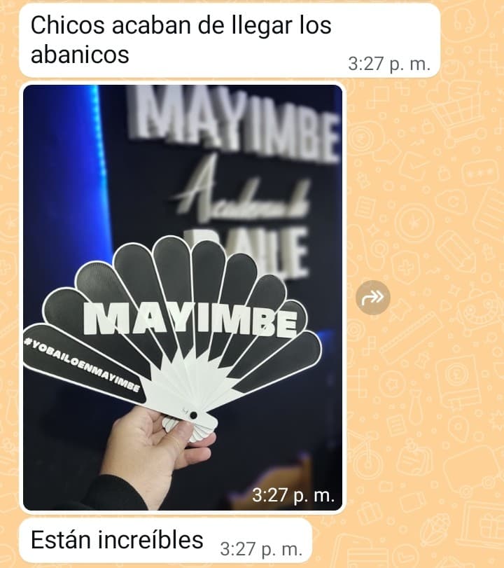Mensaje de cliente con abanicos personalizados de Mayimbe recién recibidos