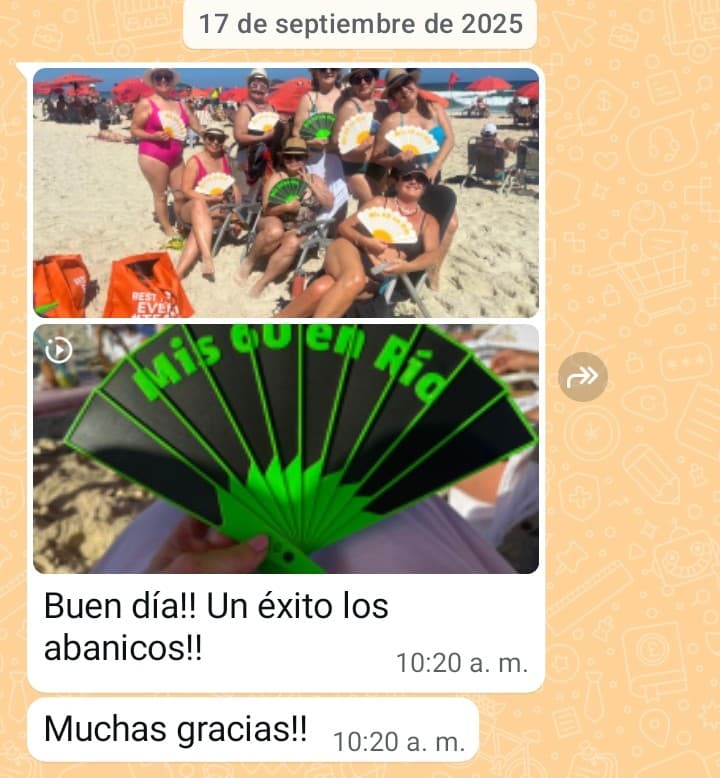 Mensaje de clienta con abanicos personalizados de fabricación propia en un cumpleaños en la playa
